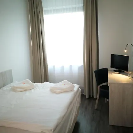 Hotel Near By Laatzen Eksteriør billede